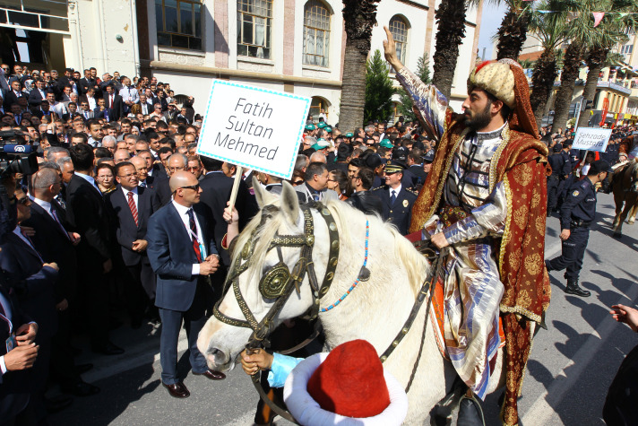 Osmanlı Padişahı Yavuz Sultan Selim'in eşi, Kanuni Sultan Süleyman'ın annesi Hafsa Sultan, Manisa'da hastalanır. Hastalığına çare bulunamayan Sultan'ın yaptırdığı Sultan Camisi Medresesi'nin başına getirilen Merkez Efendi, bitki ve baharat karışımından oluşan macun hazırlar.